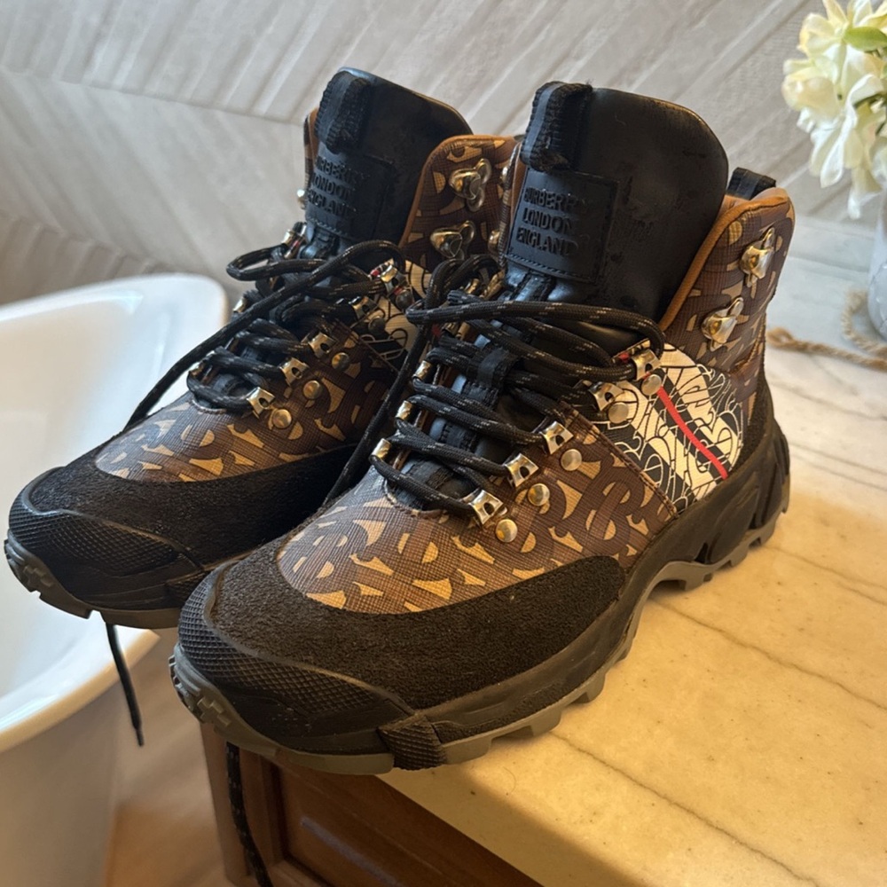 Burberry authentic shoes size 6.5